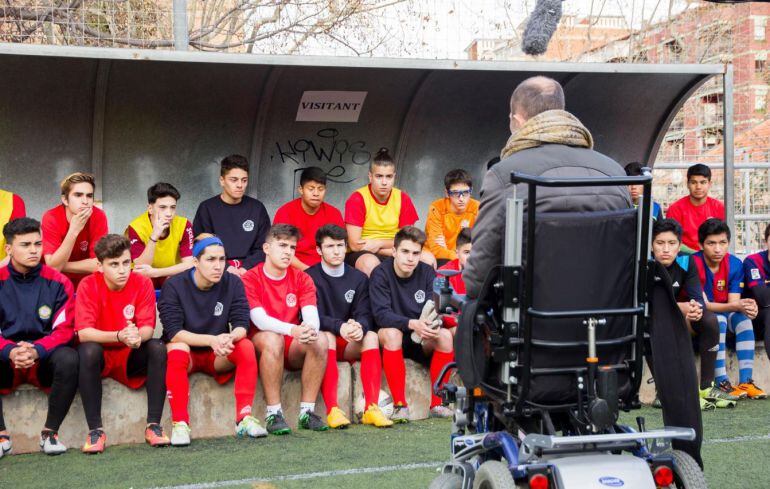 Raúl Sánchez da una charla a unos jóvenes jugadores de fútbol