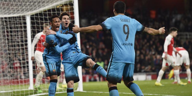 Messi celebra un gol con Neymar y Suárez.