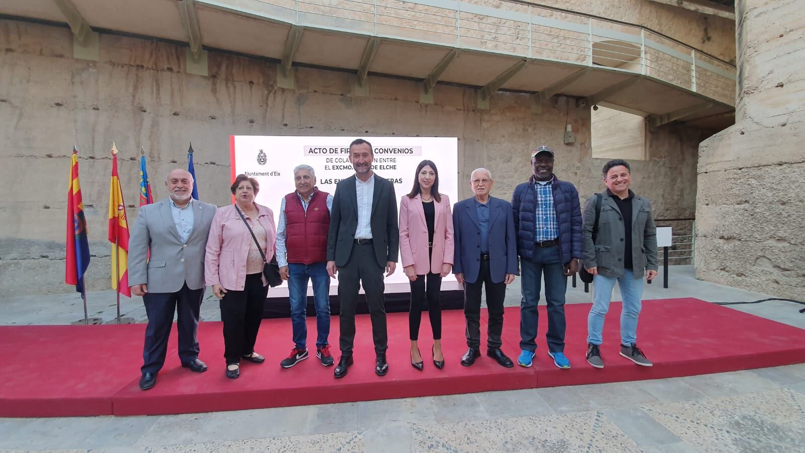 Alcalde de Elche con entes festeros ilicitanos