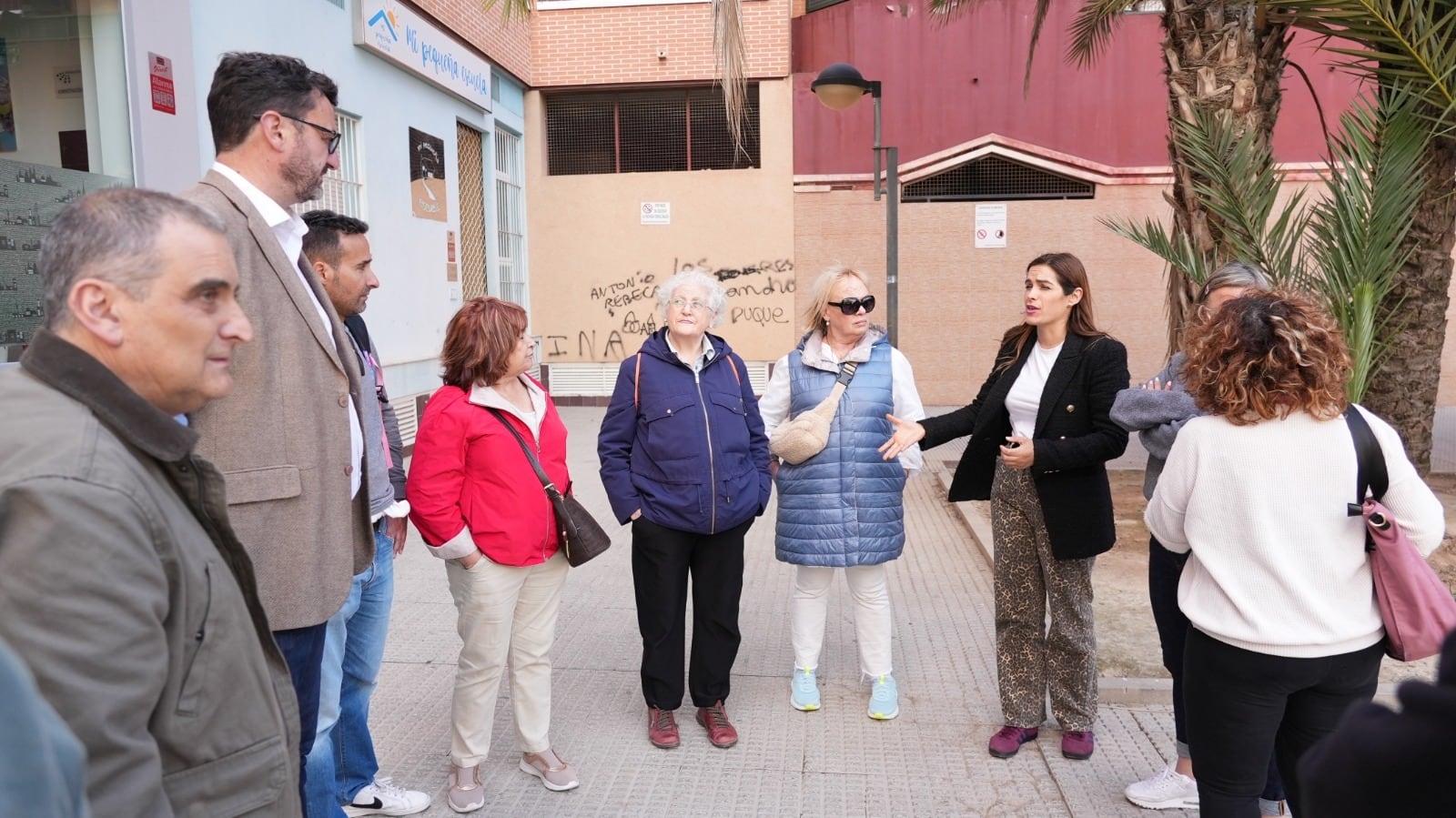 Vecinos de La Alberca junto a concejales socialistas