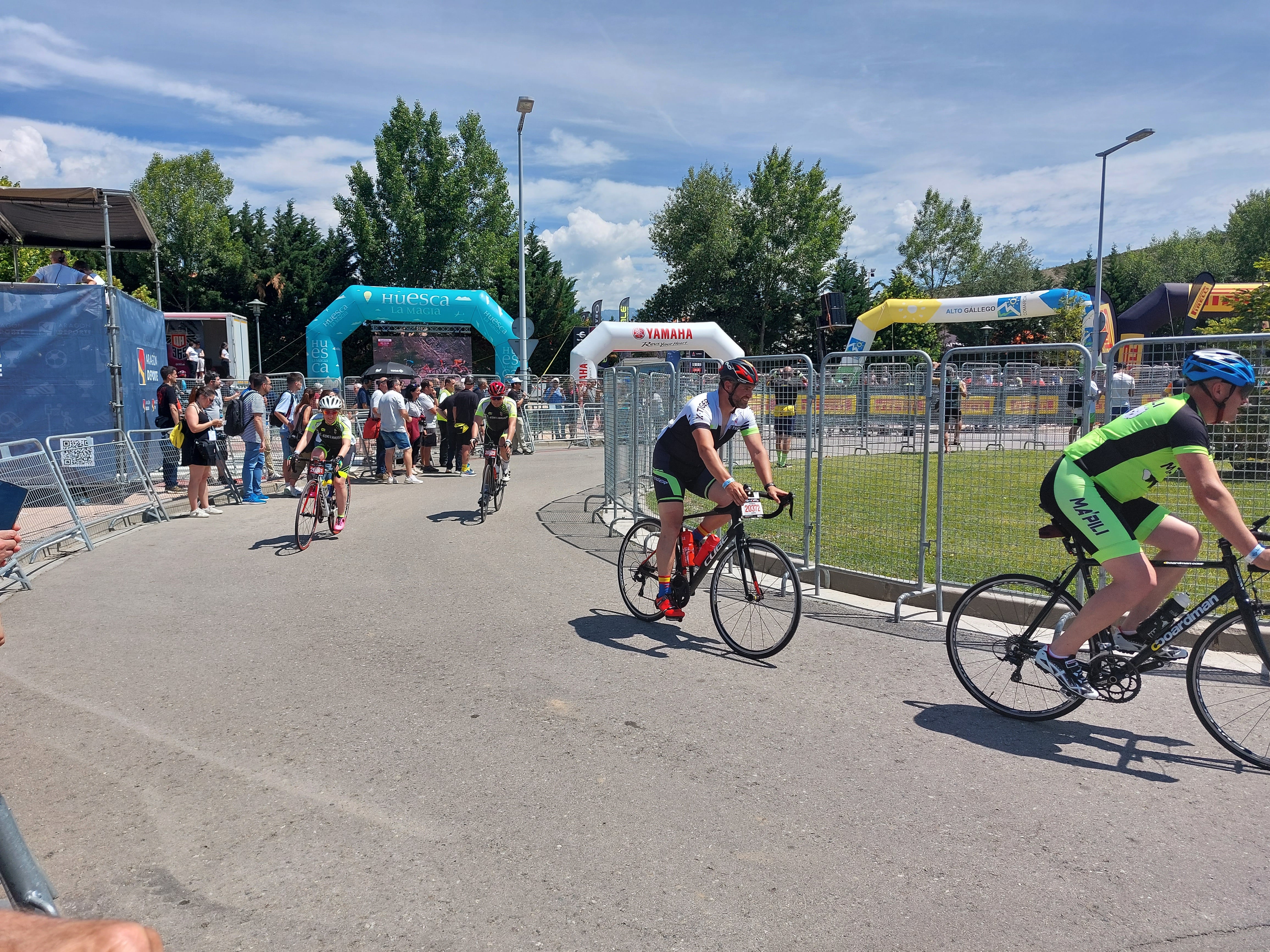 Ciclistas llegando a meta en la Quebrantahuesos 2023