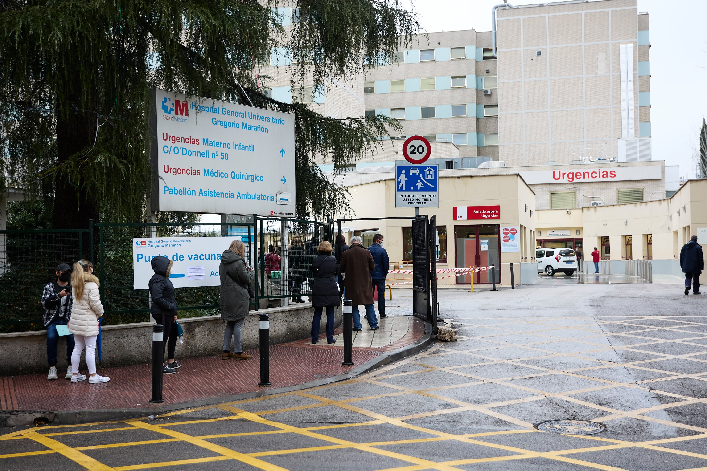 Decenas de personas forman fila para hacerse una prueba diagnóstica de la COVID-19 frente al Hospital Gregorio Marañón