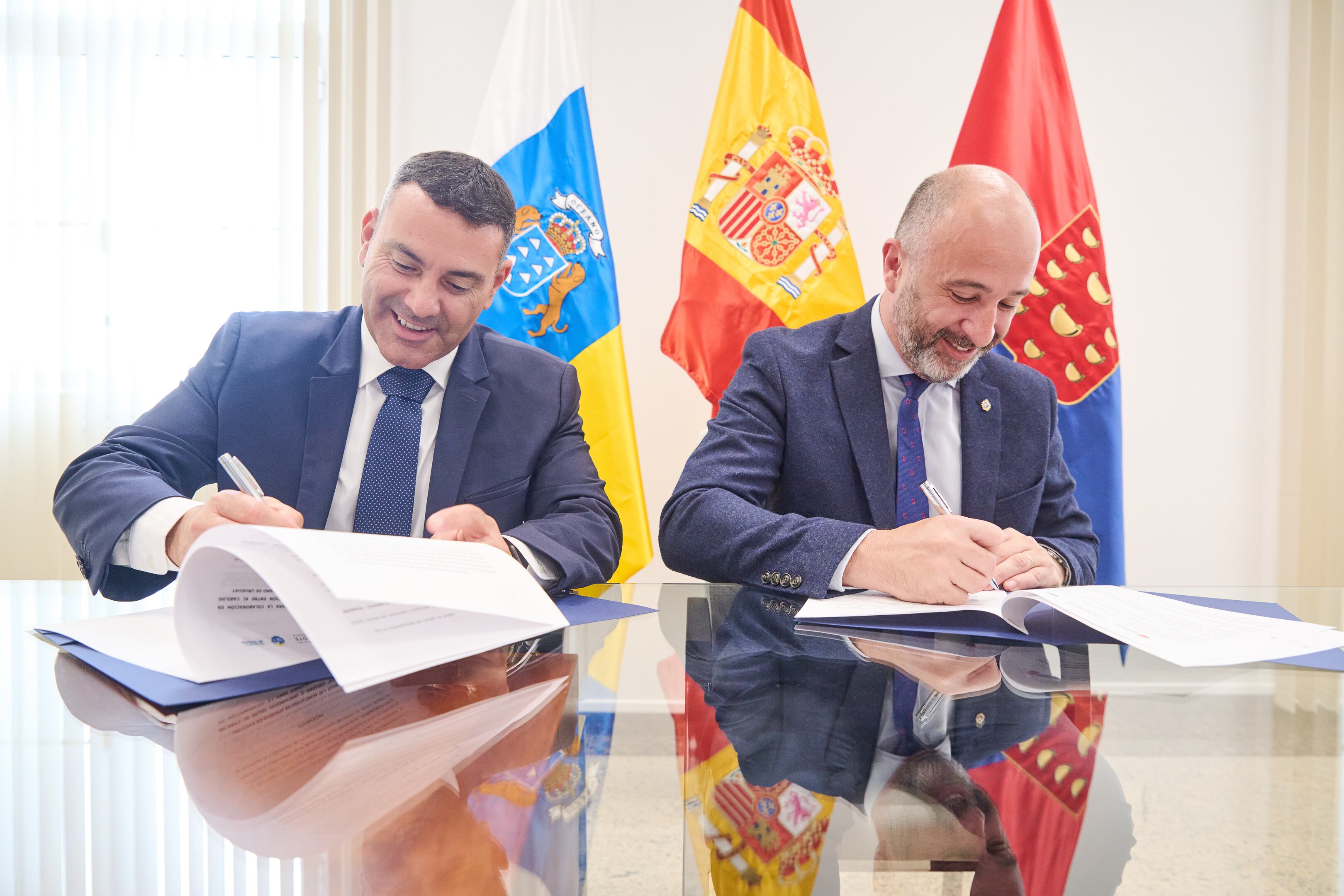 Oswaldo Betancort, presidente Cabildo de Lanzarote y Eduardo Sanguinetti, Ministerio de Turismo de Uruguay.