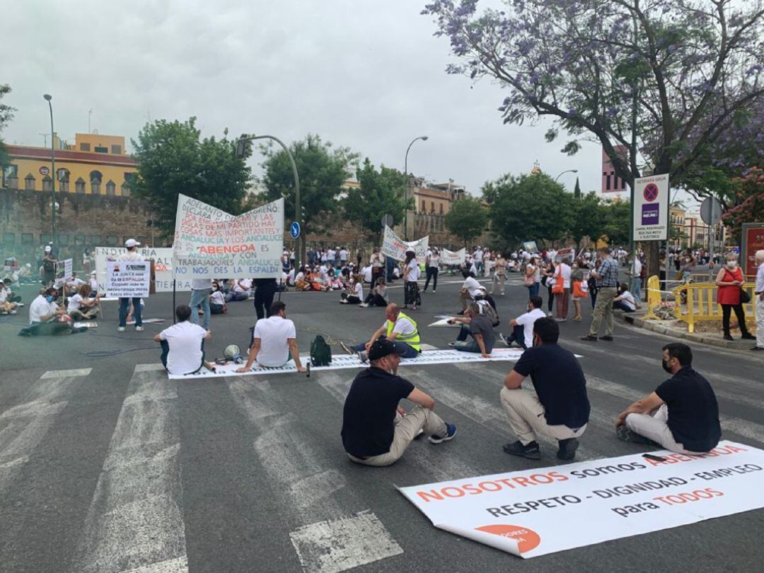 Trabajadores de Abengoa participando en una sentada junto al Parlamento.