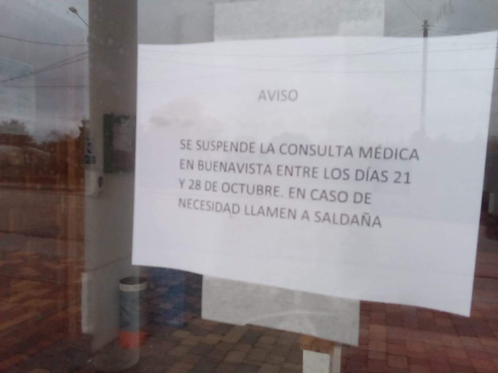 Cartel en el que se anuncia la suspensión de la consulta médica en Buenavista de Valdavia (Palencia)