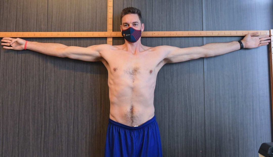 Pau Gasol, en una de las imágenes del reconocimiento médico publicadas por el FC Barcelona.