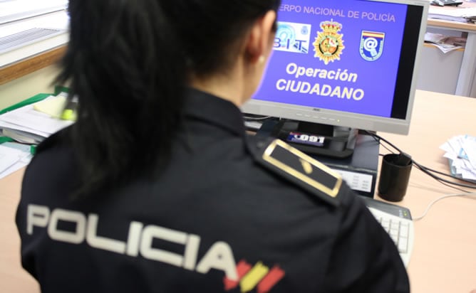 Una agente de la Policía Nacional.