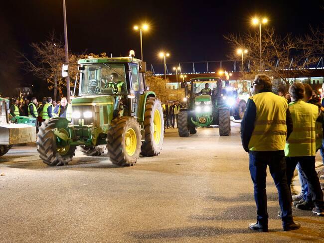 LOGROÑO18/02/2024. Más de un centenar de tractores están ya concentrados en las inmediaciones del Palacio de los Deportes de Logroño, a donde han llegado esta tarde procedentes de diferentes zonas de La Rioja, algunos de ellos escoltados por la Guardia Civil por caminos rurales, como los que han accedido desde Agoncillo. Un grupo de estos agricultores y ganaderos, ataviados con los chalecos reflectantes de color amarillos, han intentado cortar a pie la carretera por la que se accede al casco urbano de Logroño, lo que ha sido impedido por la Policía Nacional, sin que se hayan registrado incidentes. EFE/Raquel Manzanares