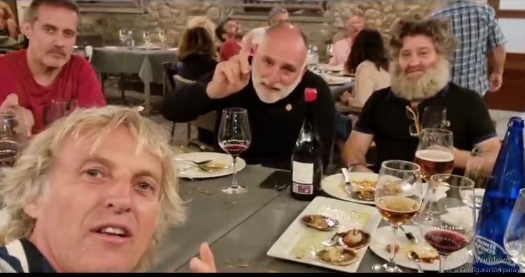 El chef José Andrés y el enólogo Raúl Pérez, en el Bierzo junto a Jesús Calleja