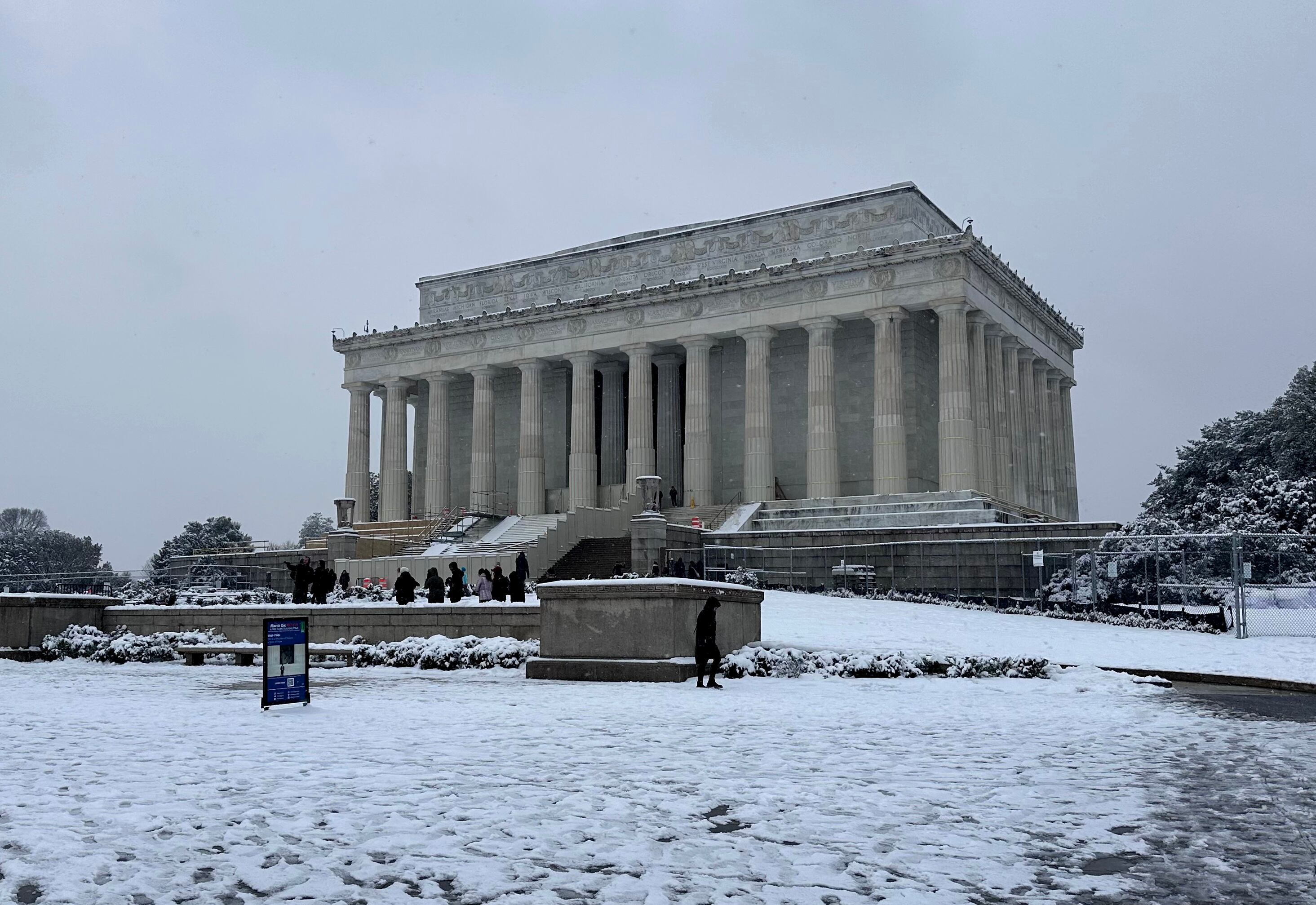 Fotografía del Memorial de Lincoln en la explanada del National Mall, completamente nevada