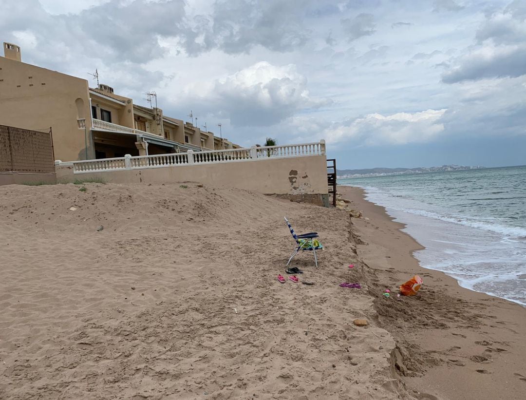 Imagen de archivo de la playa de la Goleta de Tavernes con las olas que llegan a las casas , después de un temporal.