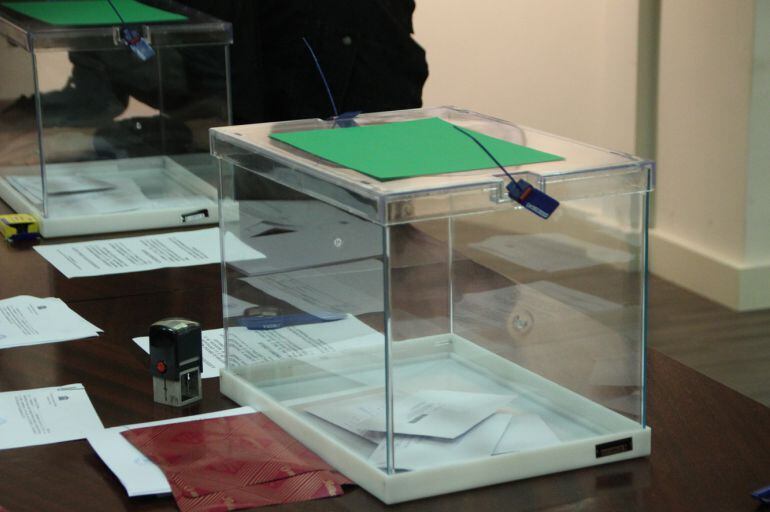 Els primers vots dipositats al consolat espanyol a Andorra aquest dimecres.