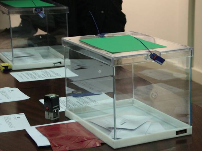 Els primers vots dipositats al consolat espanyol a Andorra aquest dimecres.