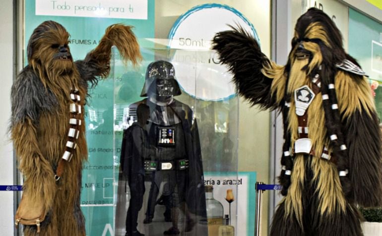 Los &quot;Wookie brothers&quot; posan junto a Darth Vader en el centro comercial Aluche.