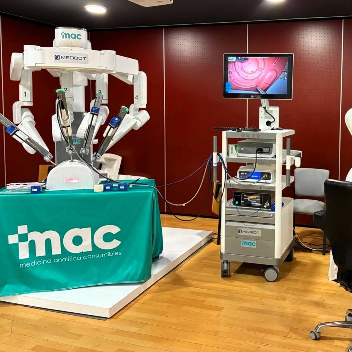 Cirujanos del Hospital del Vinalopó de Elche testean un nuevo robot líder en telecirugía