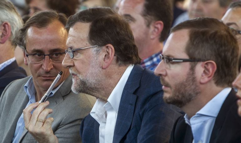 Mariano Rajoy (c) acompañado por el presidente del PP en el Pais Vasco, Alfonso Alonso (i) y Javier Maroto (d), en un momento del acto de clausura un foro sobre paz y convivencia de los populares vascos