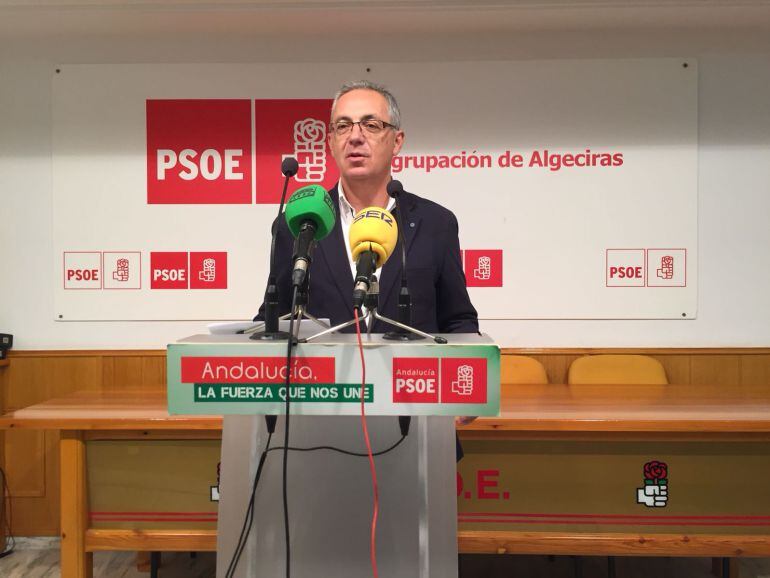 El candidato a la alcaldía de Algeciras, Juan Lozano, en su primera rueda de prensa como aspirante a alcalde.