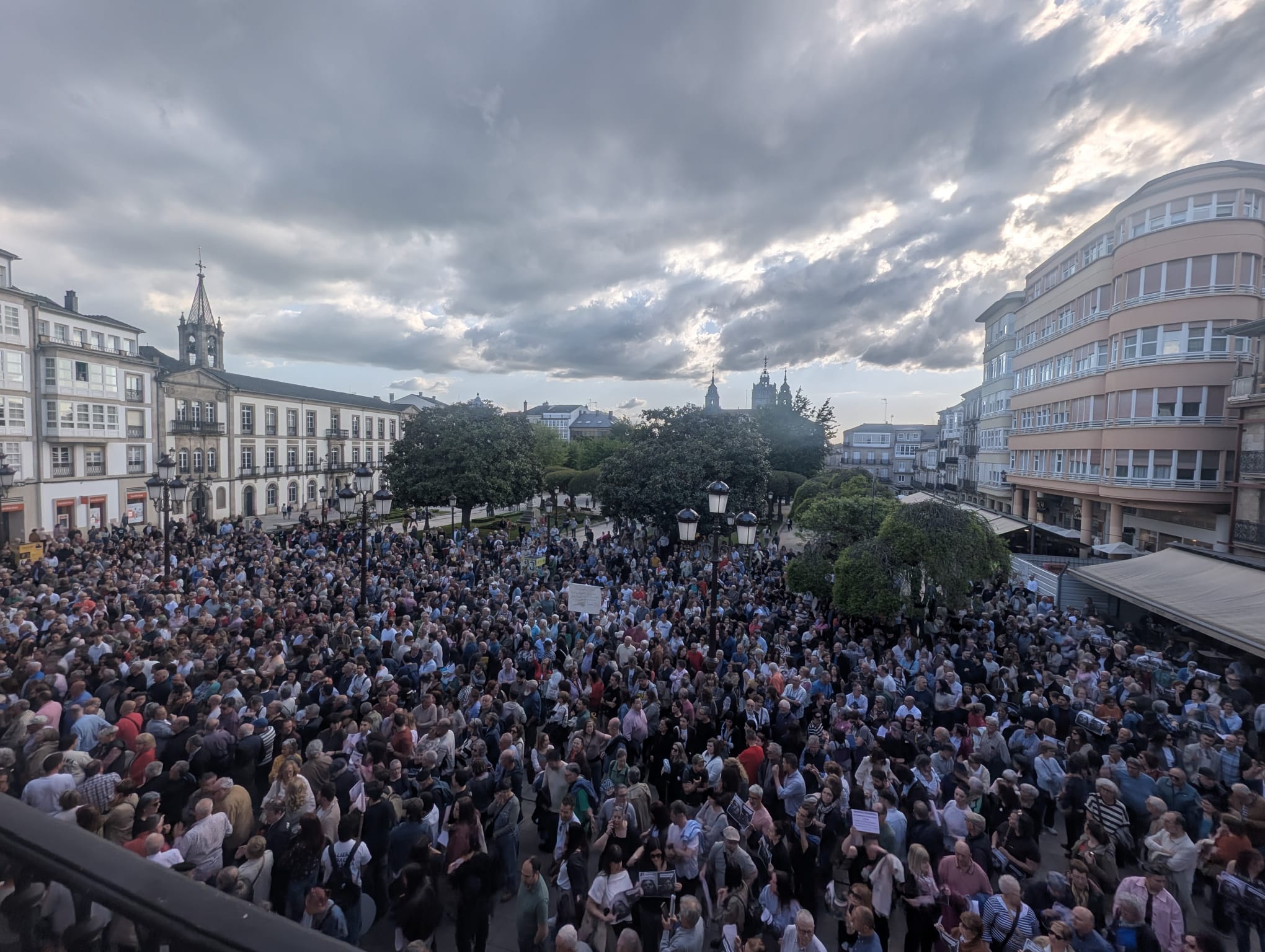 MIles de personas protestan en Lugo contra la moción de censura