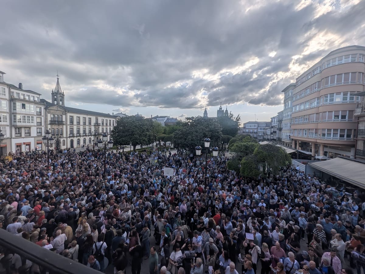 Miles de personas abarrotan la Plaza Mayor de Lugo "en defensa de la democracia y en contra del transfuguismo"