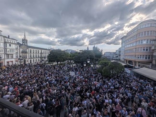 MIles de personas protestan en Lugo contra la moción de censura
