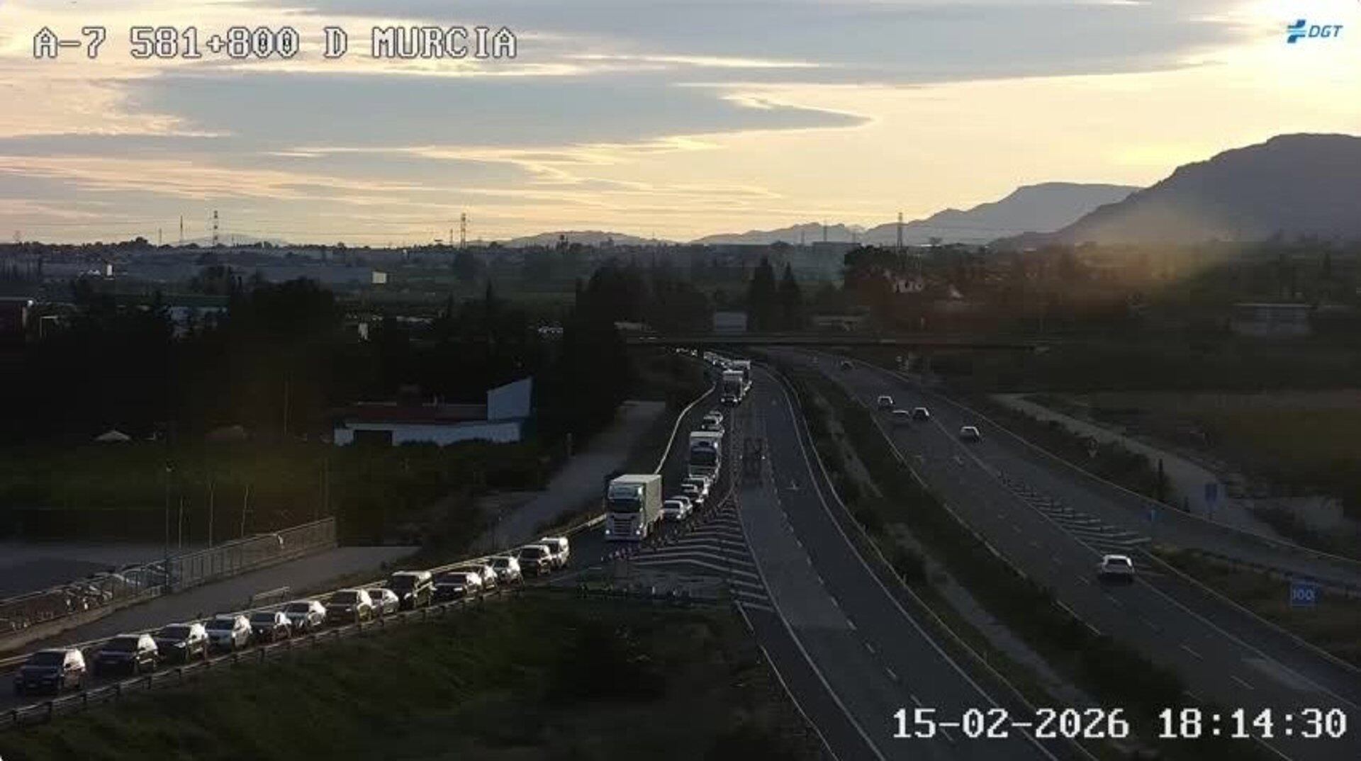 15/02/2026 La autovía A-7 está registrado retenciones, en el punto kilométrico 585, a la altura de la Ermita de Belén.
La autovía A-7 está registrado retenciones, en el punto kilométrico 585, a la altura de la Ermita de Belén, en el término municipal de Murcia, debido a un desvío obligatorio por obras. El tráfico rodado se está derivando a la N-340.

ESPAÑA EUROPA MURCIA SOCIEDAD
DGT
