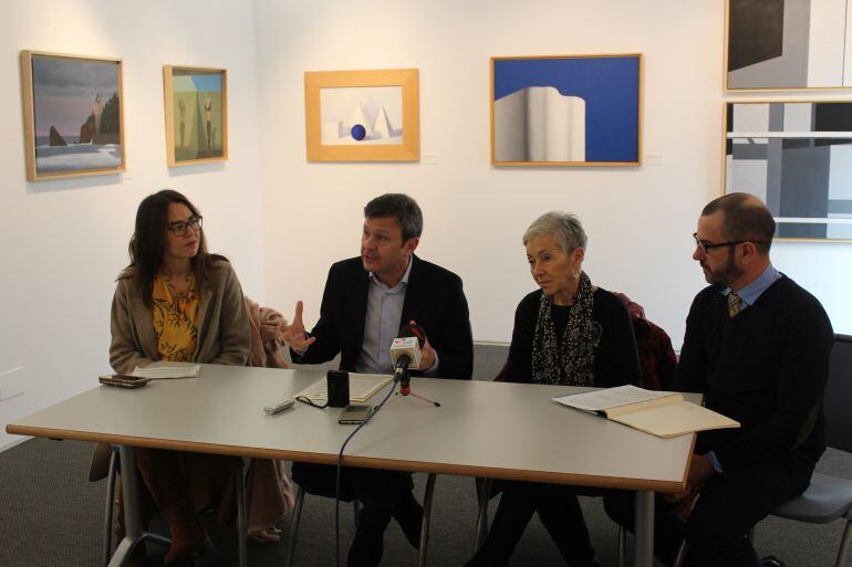 Rueda de prensa de presentación de la exposición con Carmen Maura y su hijo Santiago, comisario de la exposición, junto al alcalde de Irun, José Antonio Santano, y la delegada de cultura Juncal Eizaguirre. 