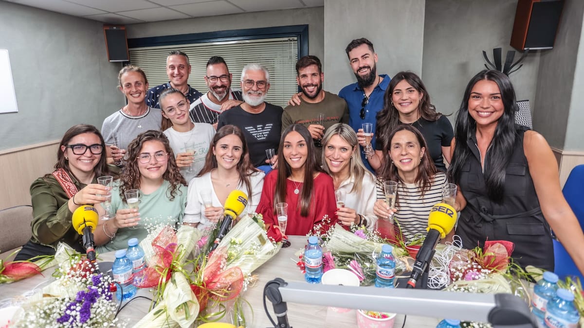 Las Abanderadas de los Moros y Cristianos de Elda 2025 visitan los estudios de Radio Elda Cadena SER en el "Especial Abanderadas de Elda"