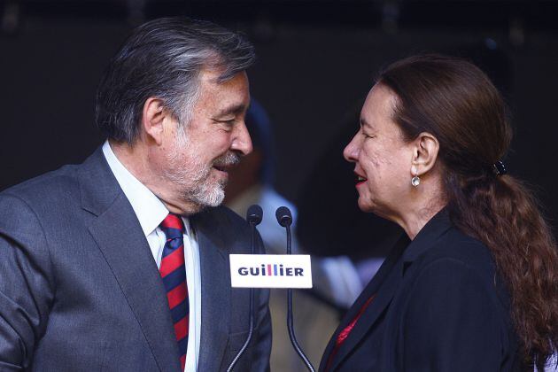 El candidato presidencial Alejandro Guillier (i) habla con su esposa María Cristina Farga (d) tras haber obtenido los votos necesarios para pasar a la segunda vuelta electoral en Santiago de Chile (Chile).