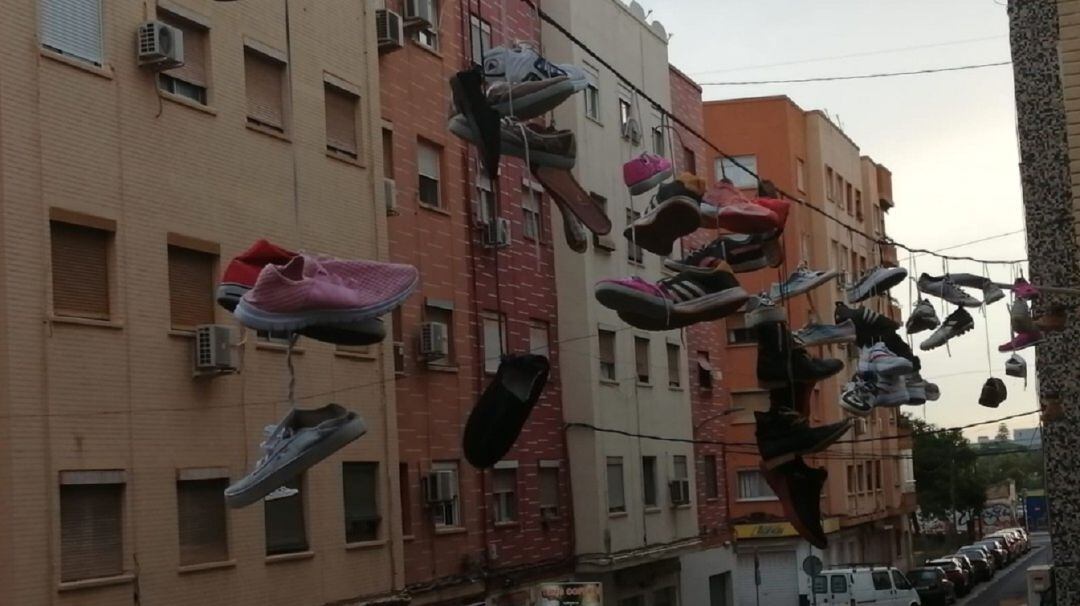 Zapatillas colgadas en señal de viviendas vacías para poder ocuparse