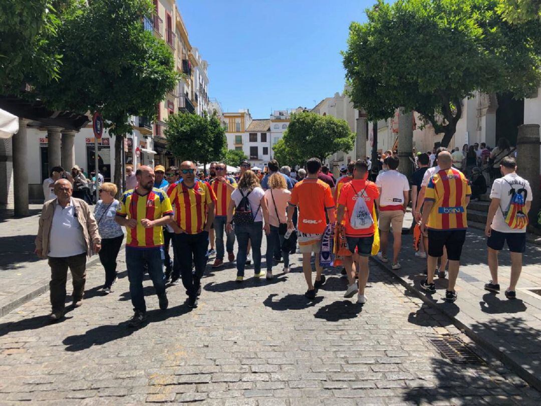 Aficionados valencianistas en Sevilla para ver la final de la Copa del Rey