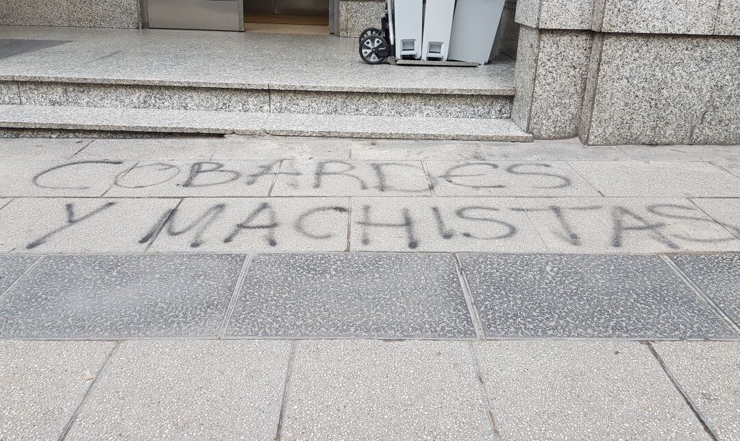 Pintada en la acera frente al edificio del TSJM