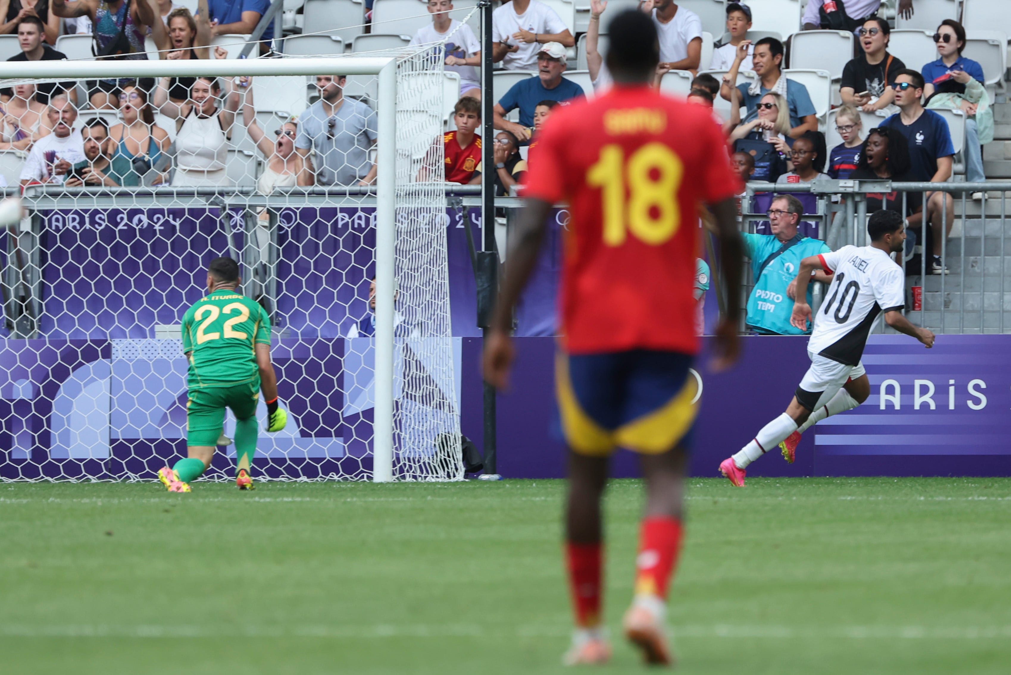 El portero español Alejandro Iturbe recibe un gol del jugador egipcio Ibrahim Adel