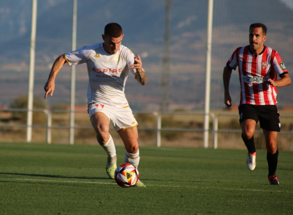 Santi Samanes conduce el balón ante la presión de Asier Goti / Cultural y Deportiva Leonesa