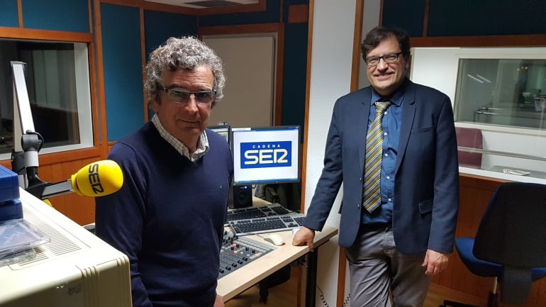 Juan Guimerans y Pablo de Castro en un estudio de Radio Santander