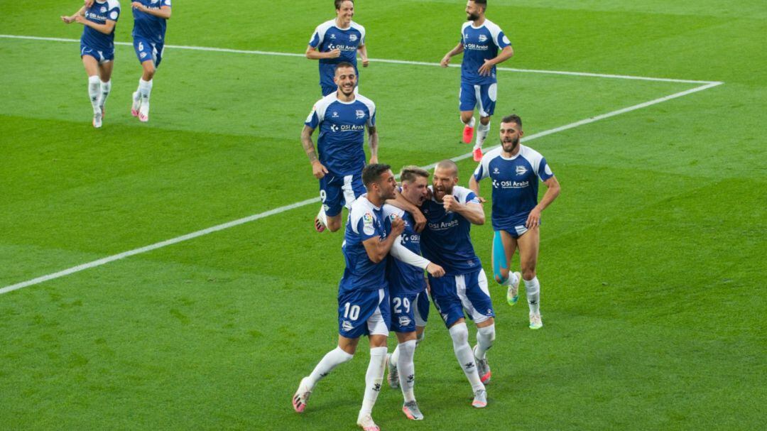Los jugadores felicitan a Borja Sáinz.