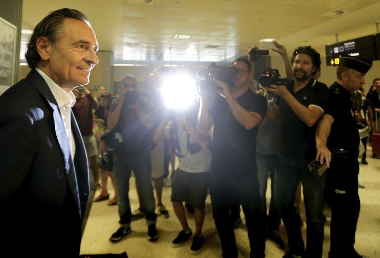 GRA201. VALENCIA, 01102016.- El entrenador italiano Cesare Prandelli a su llegada hoy al aerpuerto de Manises (Valencia). El exseleccionar italiano cerrará en las próximas horas su contrato con el Valencia CF. EFE Juan Carlos Cárdenas