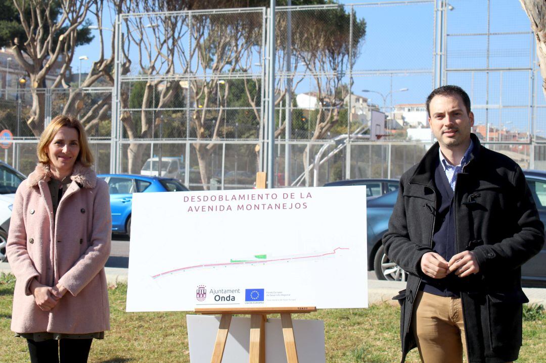 El alcalde de Onda, Ximo Huguet, y la concejala de Urbanismo, Marta Piquer, en la presentación del proyecto de desdoblamiento de la avenida Montanejos