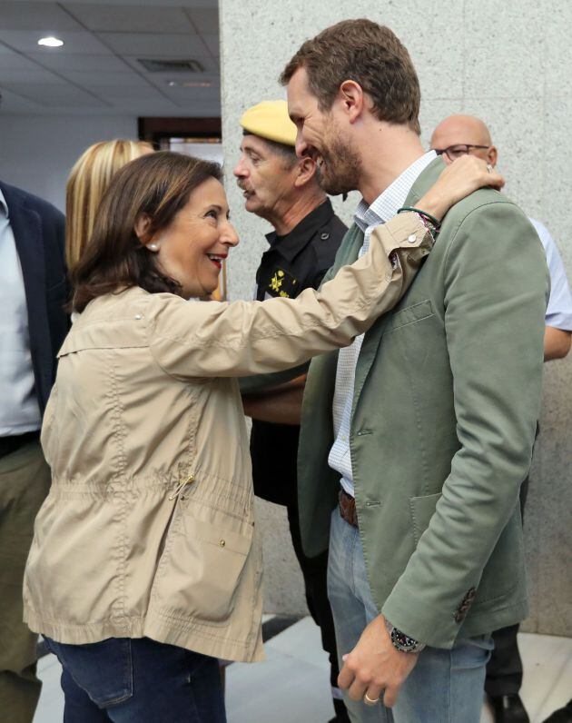 La ministra de Defensa, Margarita Robles, y el presidente del PP, Pablo Casado, se encontraron este miércoles en la entrada de la sede de la Presidencia del Gobierno de Canarias en Las Palmas de Gran Canaria