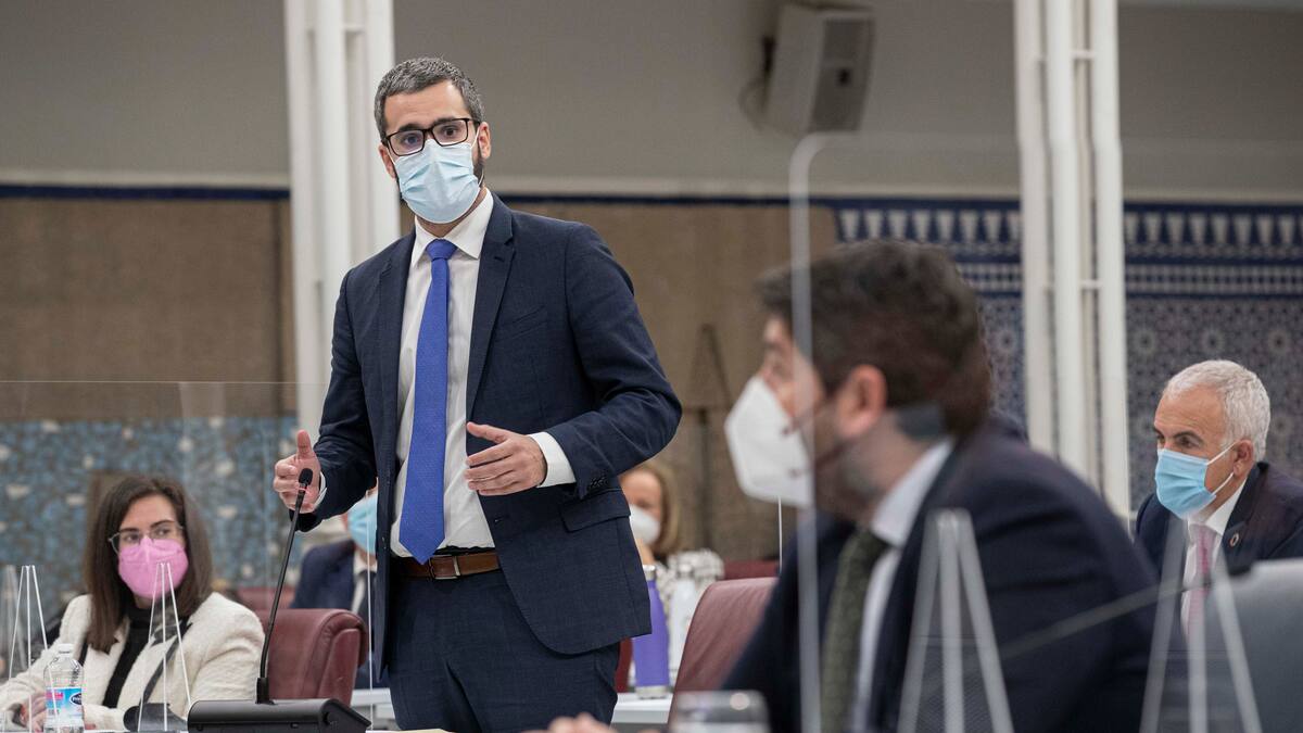 PSOE y Podemos achacan "falta de acción" al Gobierno regional para sancionar a las empresas que contaminan el Mar Menor