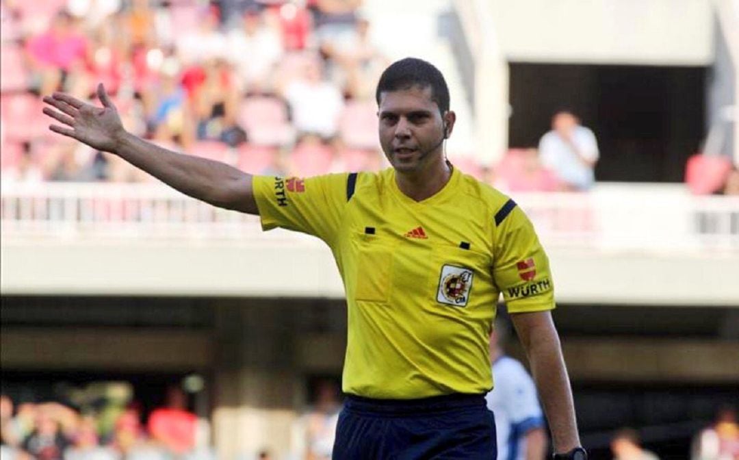 El colegiado tinerfeño dirige encuentros de la liga Smartbank