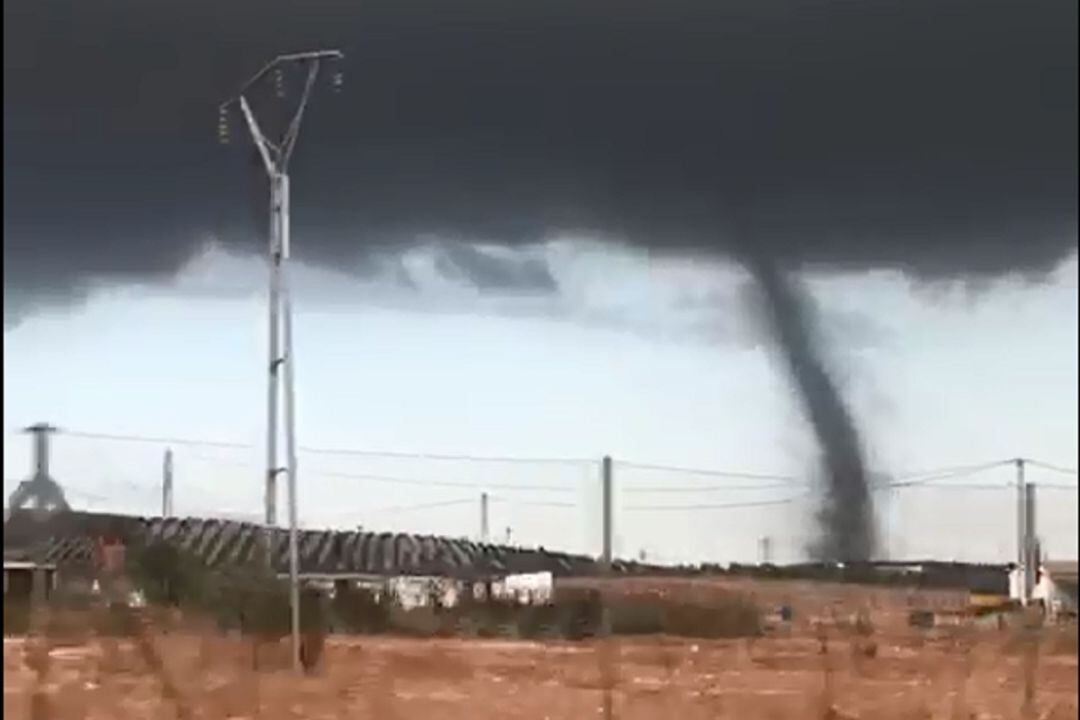 Imagen del tornado que se originó este luenes en la localidad sevillana de Martín de la Jara