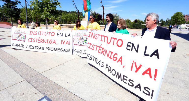 Manifestación frente a las Cortes para pedir la construcción de un instituto en La Cistérniga