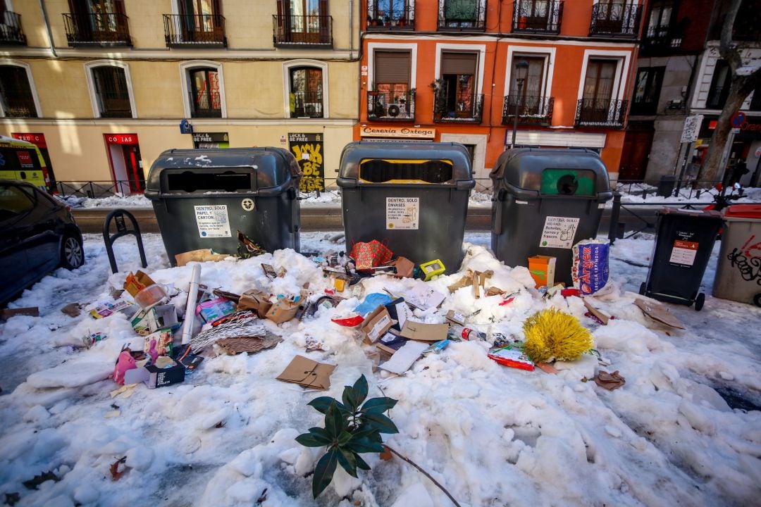 Residuos acumulados en una vía como consecuencia de la nevada provocada por la borrasca ‘Filomena&#039;