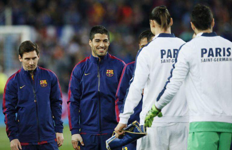 Messi y Luis Suárez saludan a los jugadores del Paris Saint Germain