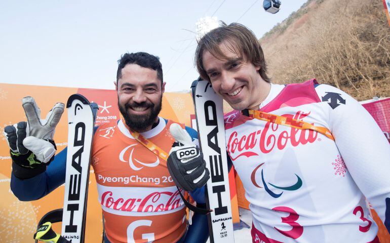 Los esquiadores españoles Jon Santacana (dch) y su guía Miguel Galindo celebran la medalla de plata en la prueba Supercombinada de los Juegos Paralímpicos que se disputan en PyeongChang (Corea del Sur).