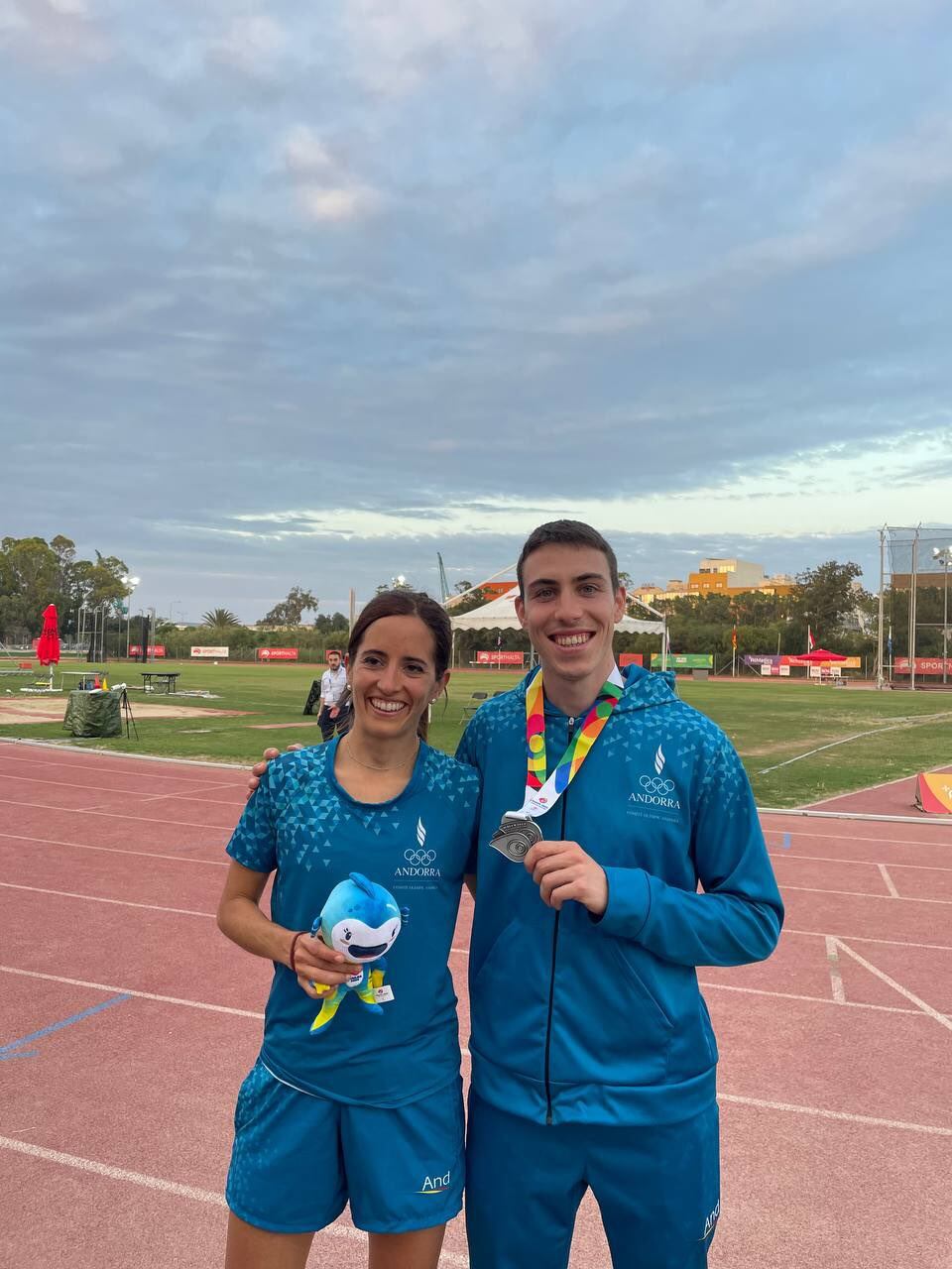 Pol Moya i Ariadna Fenés amb les medalles aconseguides als Jocs dels Petits Estats de Malta 2023.
