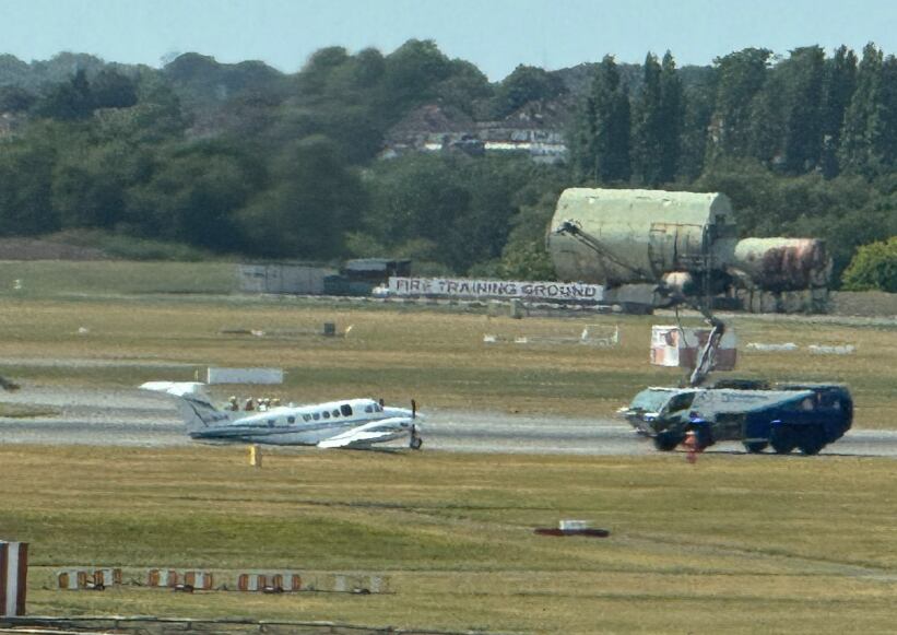 Una avioneta accidentada ocupa la pista del aeropuerto de Birmingham / X