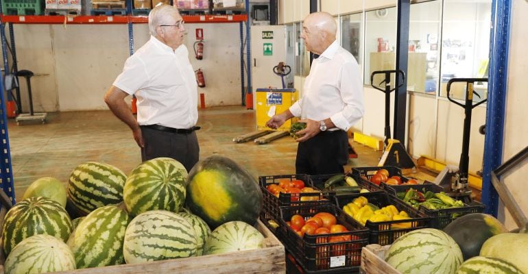 El director gerente del IMIDRA, José María Moreno y el presidente del Banco de Alimentos de Madrid, Francisco García