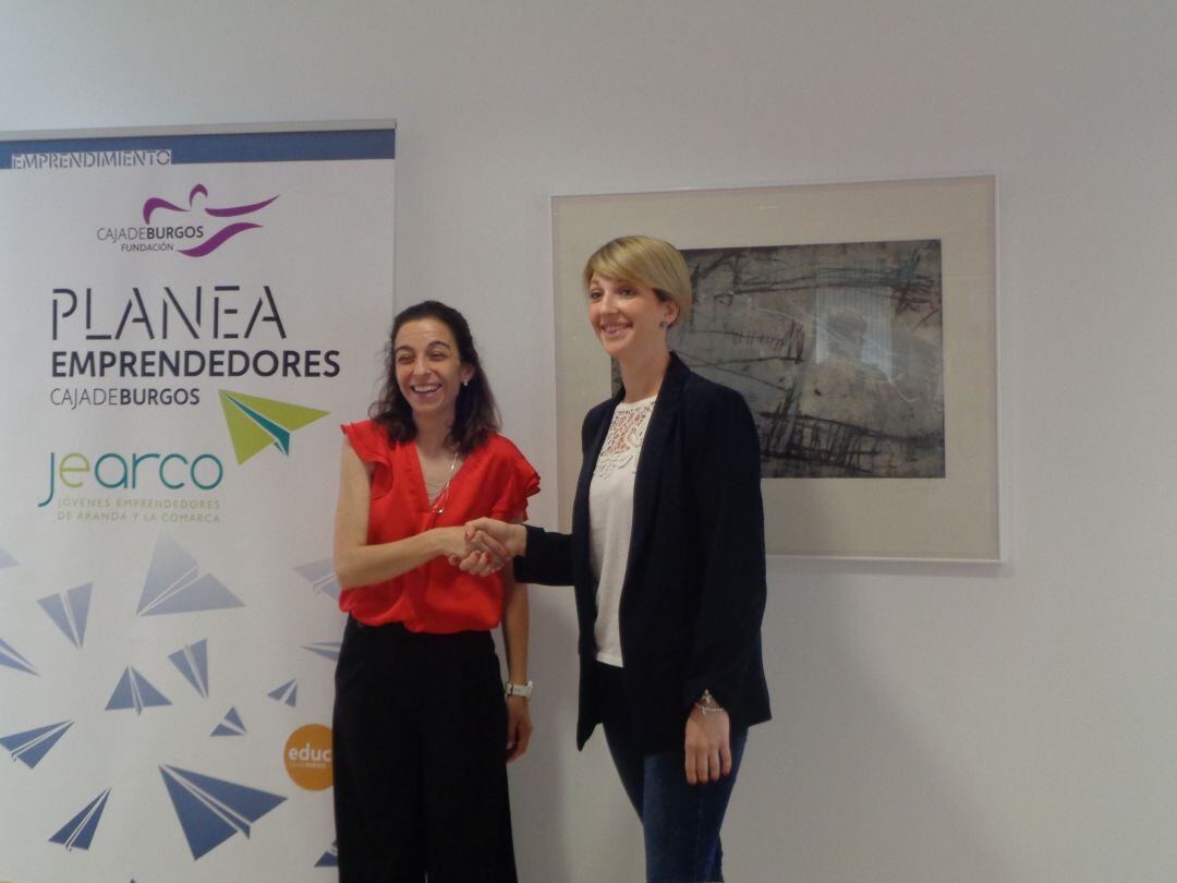 Laura Cabañes y Cristina Martín tras la firma del convenio