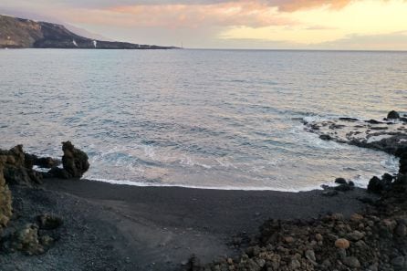 Imagen de una de las nuevas calas creadas tras la erupción del volcán de La Palma en la primera fajana. El segundo &quot;delta lávico&quot; puede verse al fondo, ocupando el lugar de Playa Nueva.